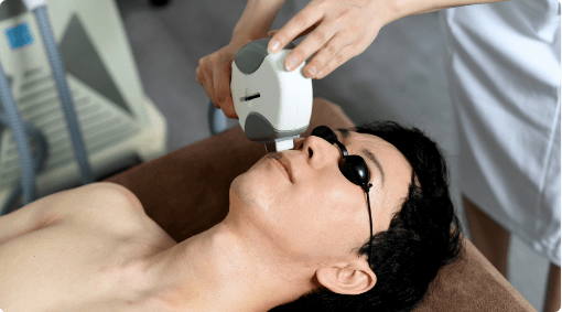 施術されている男性